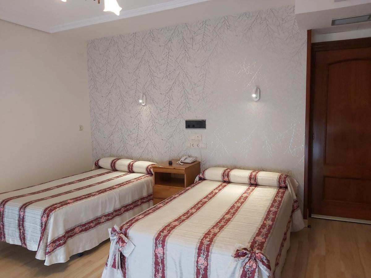 Hostal Virgen Del Villar Лагуна де Дуеро Екстериор снимка